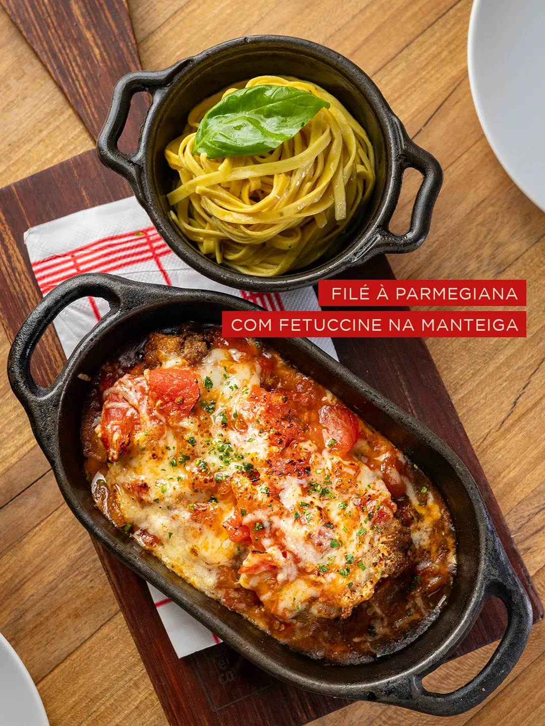 Filé à Parmegiana com fettuccine na manteiga