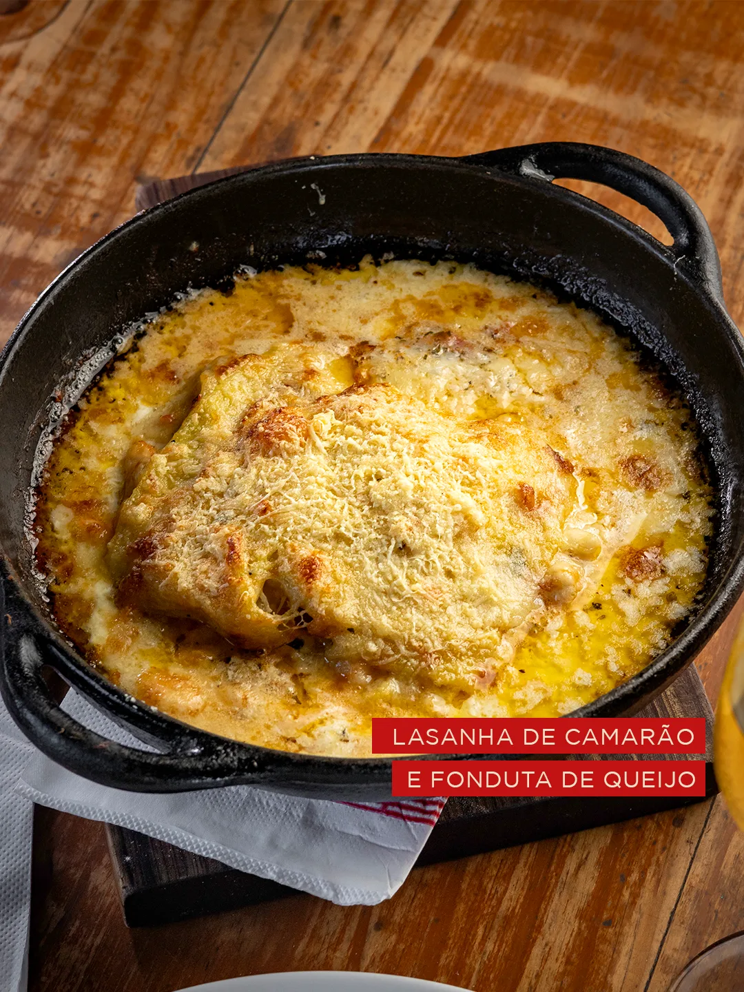 Lasanha de camarão com fonduta de queijo