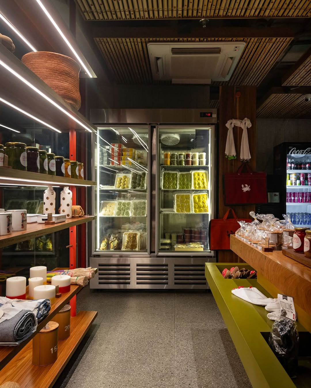 Freezer de congelados e prateleiras da Mercearia do Pasta em Casa