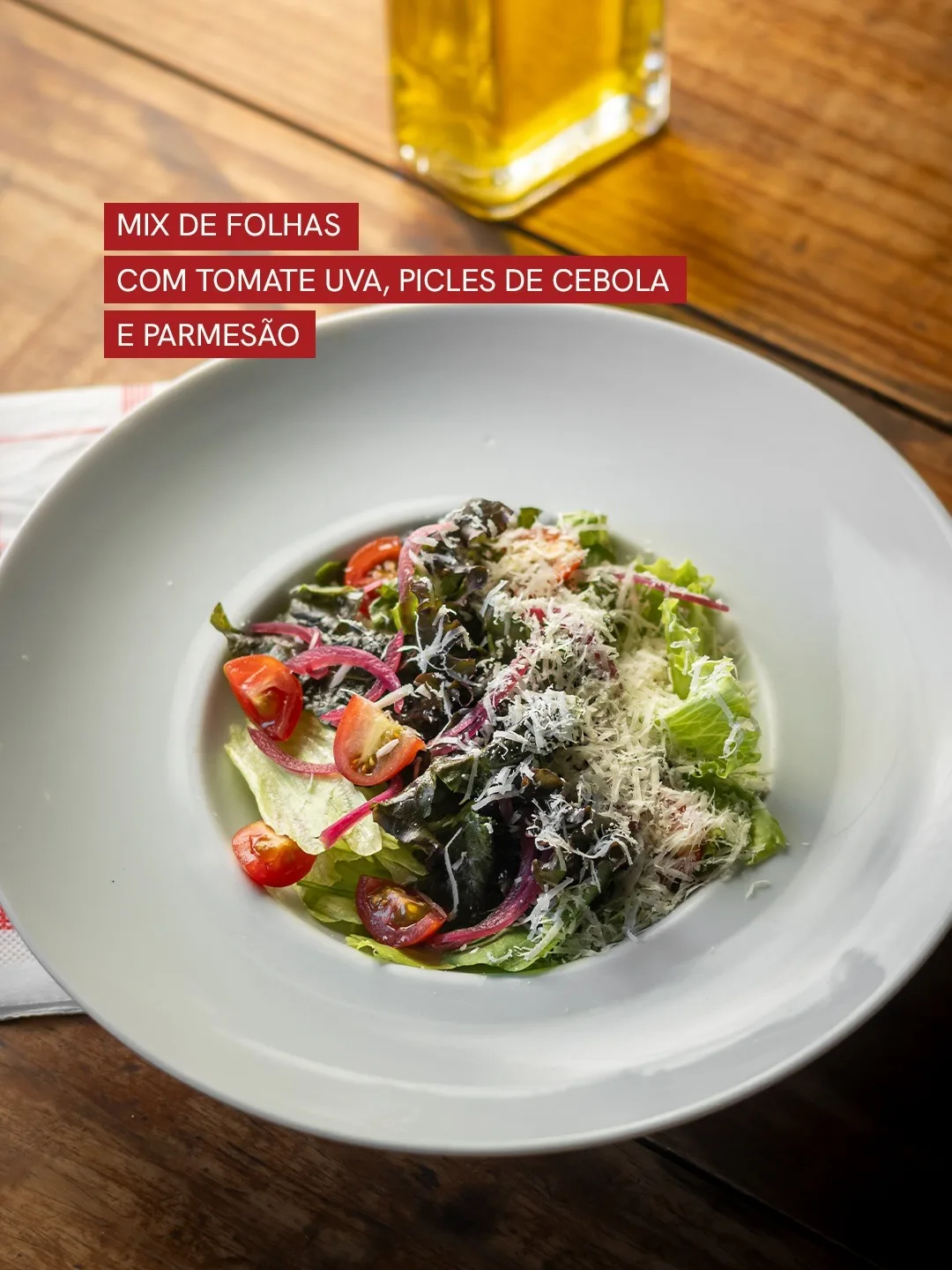 Mix de folhas com tomate-uva, picles de cebola e queijo minas