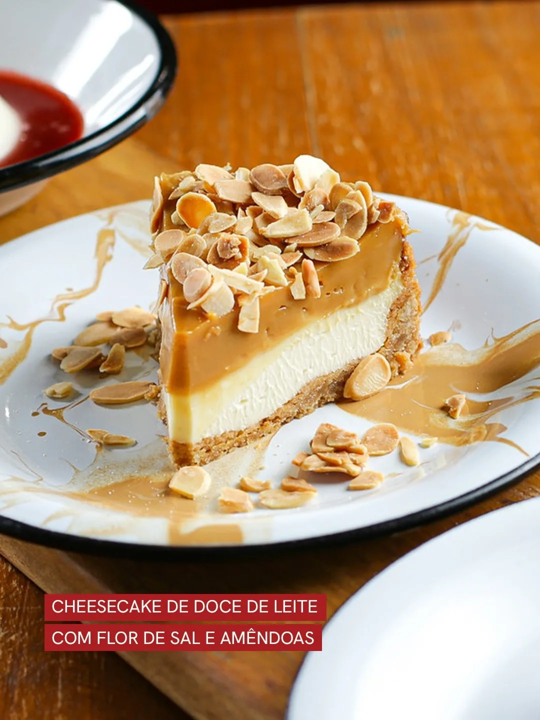 Cheesecake de doce de leite com flor de sal e amêndoas
