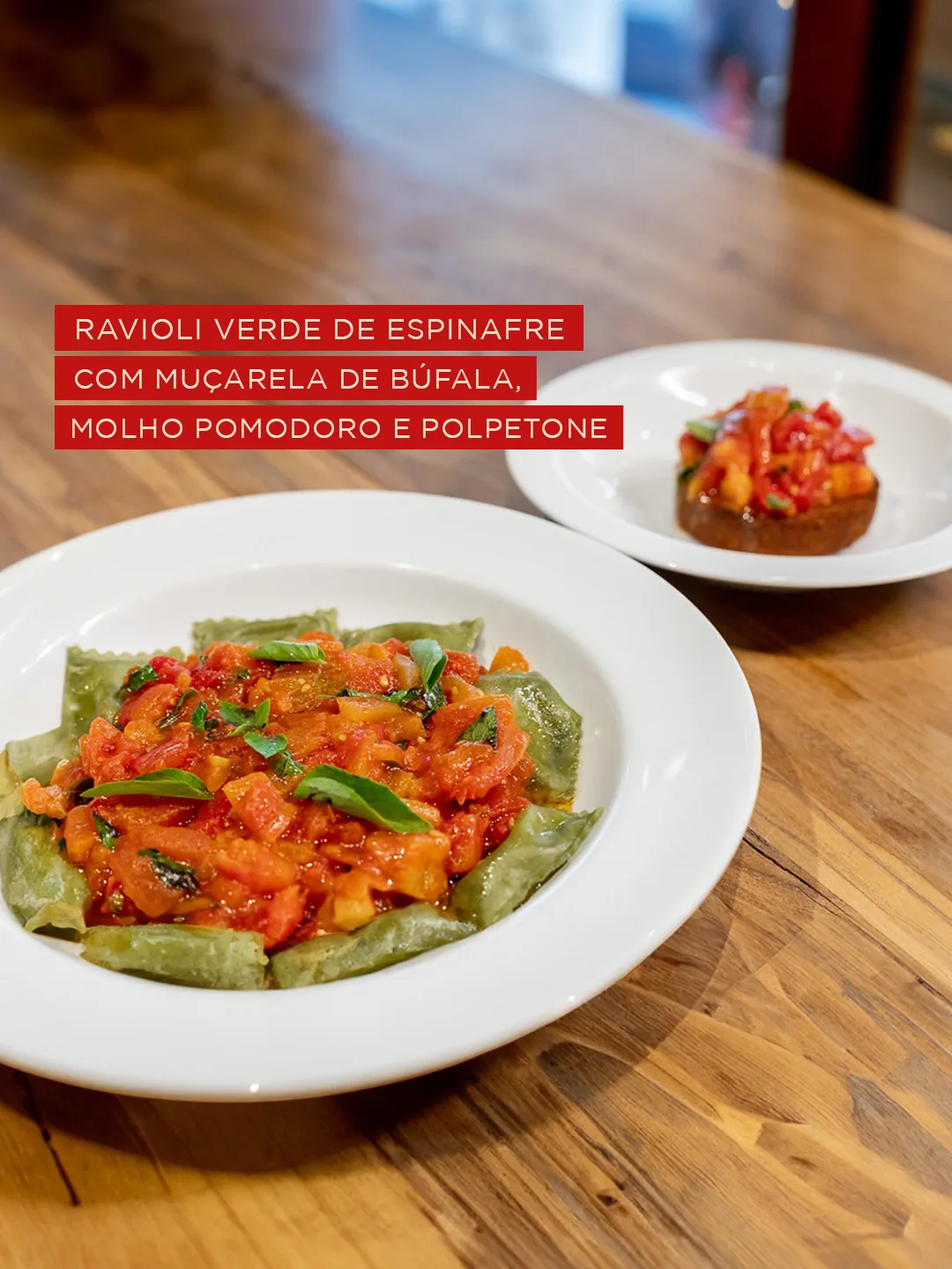 Ravioli verde de espinafre com molho pomodoro e polpetone